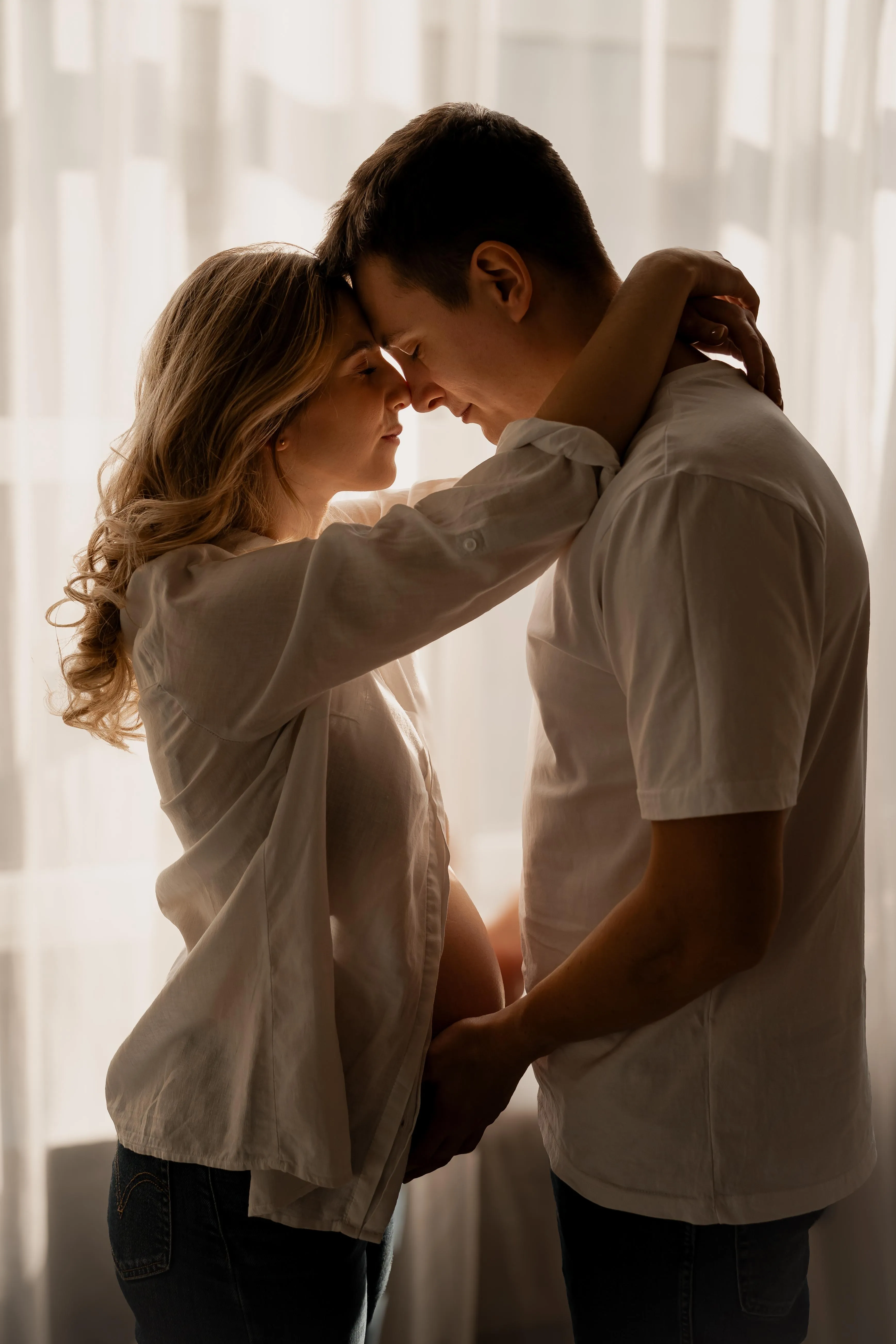 Studyjna sesja brzuszkowa w Gliwicach, elegancki portret kobiety w zaawansowanej ciąży.