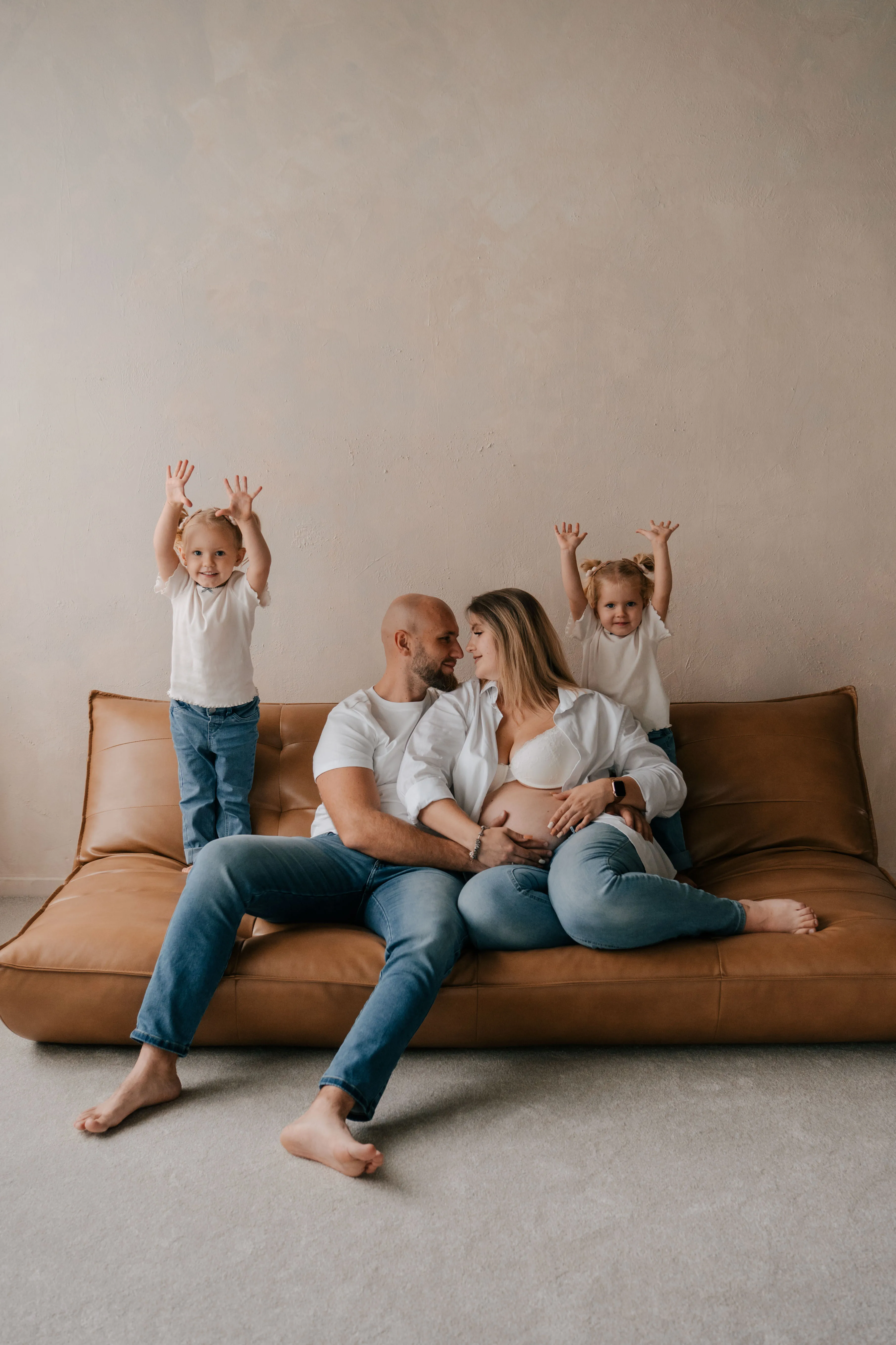 Pełna emocji sesja rodzinna lifestyle, uchwycone autentyczne więzi i radosne uśmiechy.